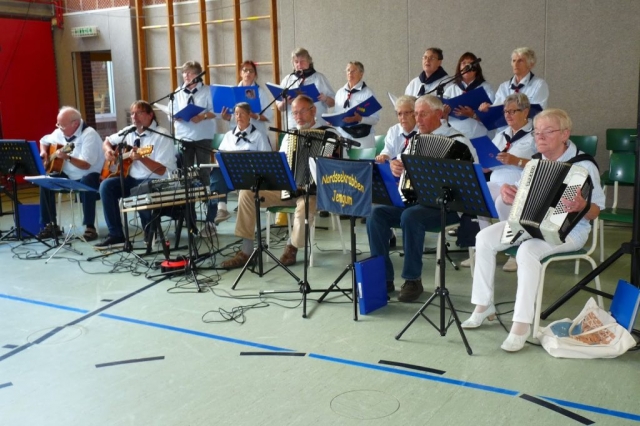 Die Nordseekrabben aus Jemgum begleiteten das Fest musikalisch - Quelle: Hans-Jürgen Adams - Wiesmoor Info Blogspot